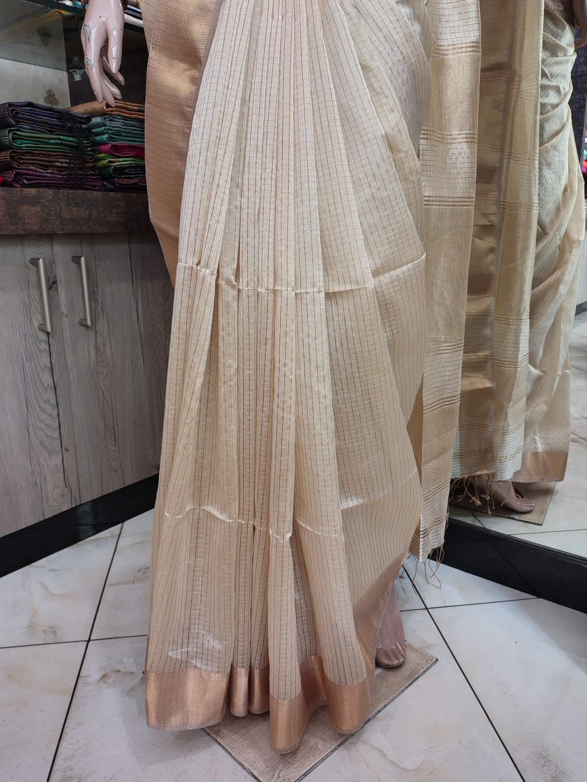AU26A012 Beige and Gold Pure Handloom Maheshwari Silk Saree