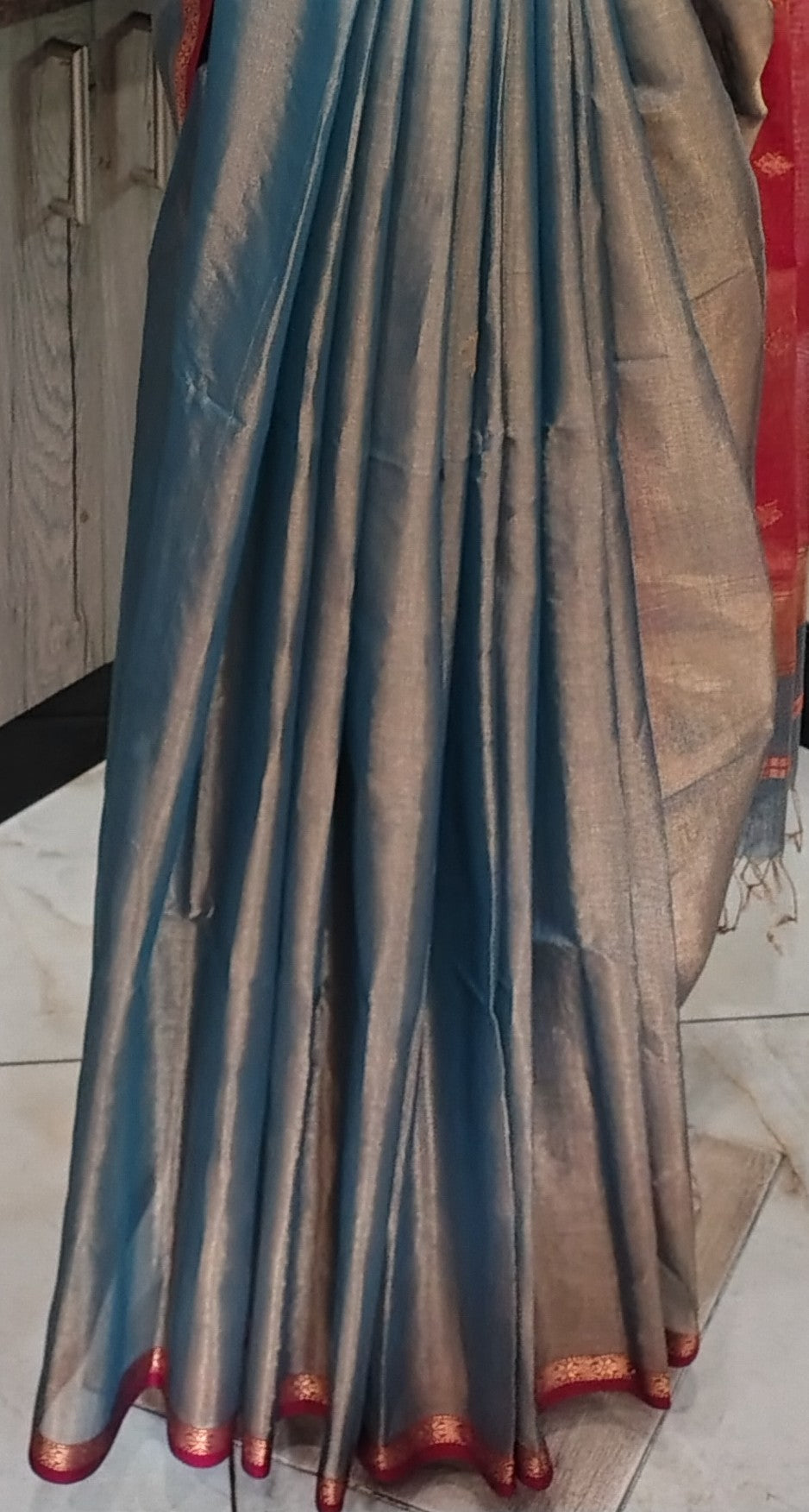JN26A097 Gray and Red Pure Handloom Maheshwari Silk Saree