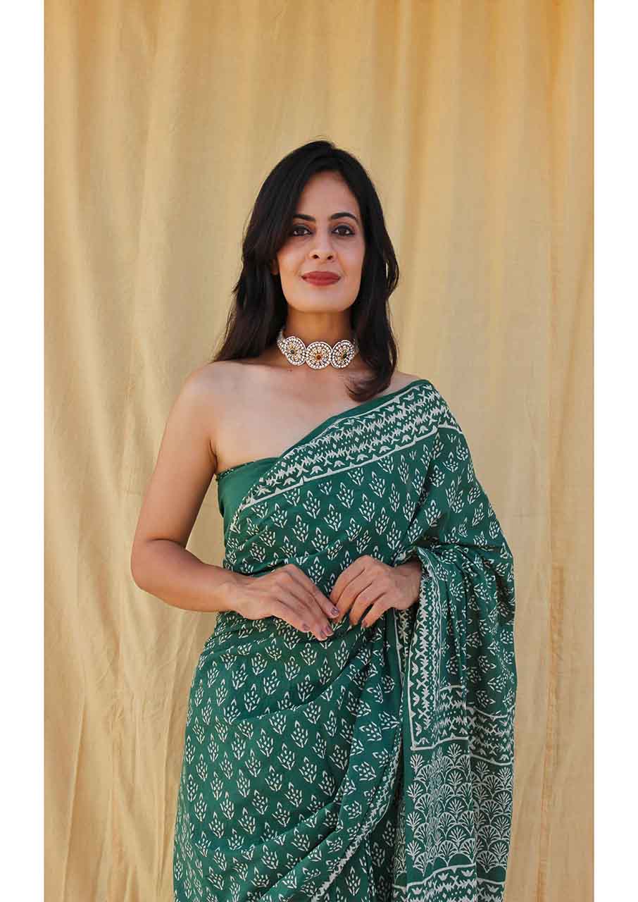 Green White Pure Handloom Batik Print Cotton Saree