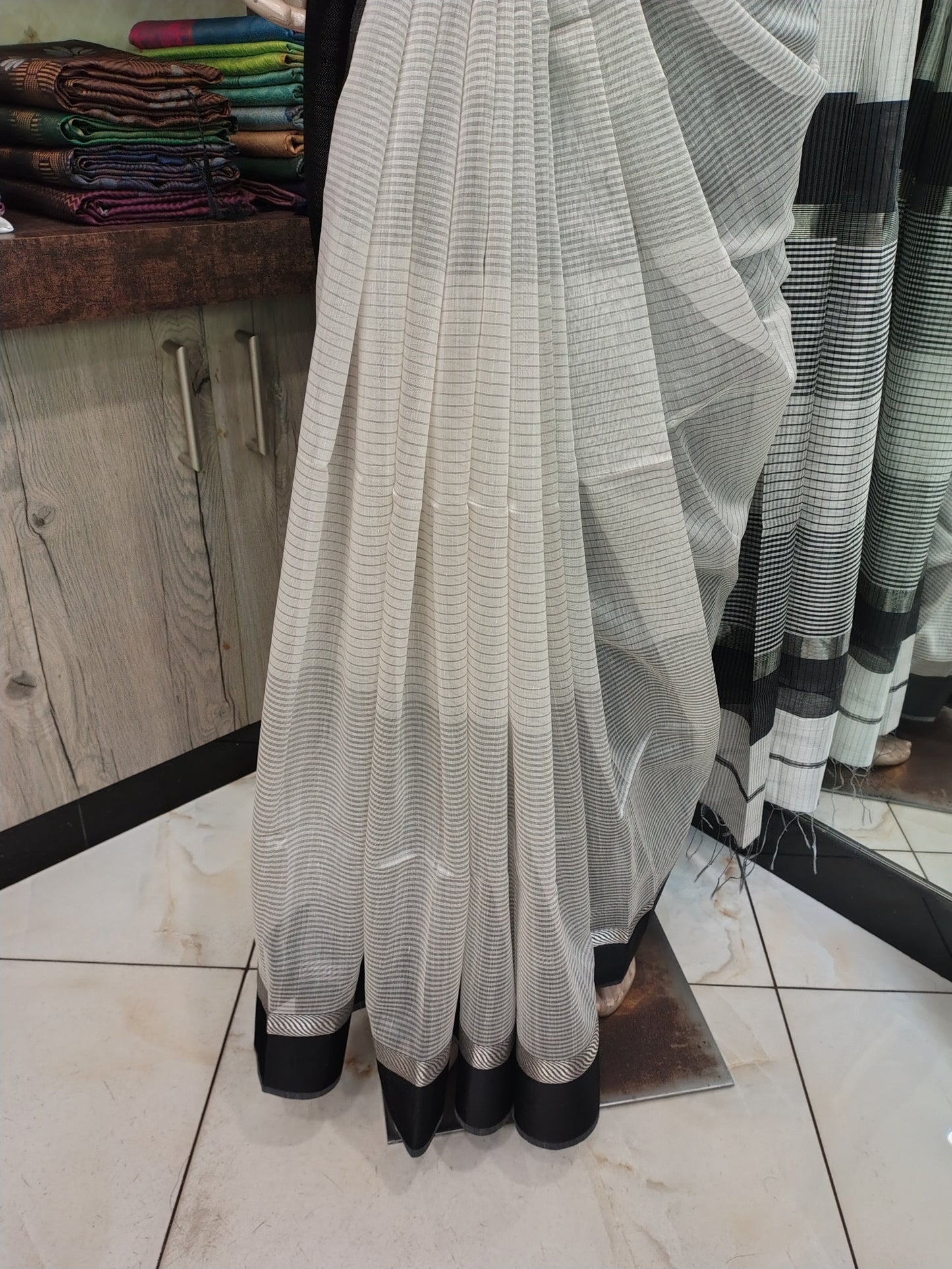 JL26A130 White and Black Pure Handloom Maheshwari Silk Saree